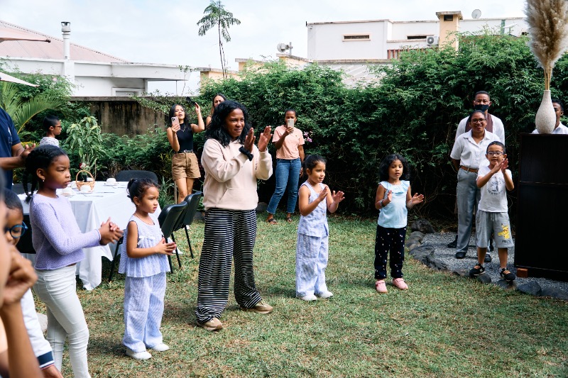 Une animatrice jouant avec des enfants