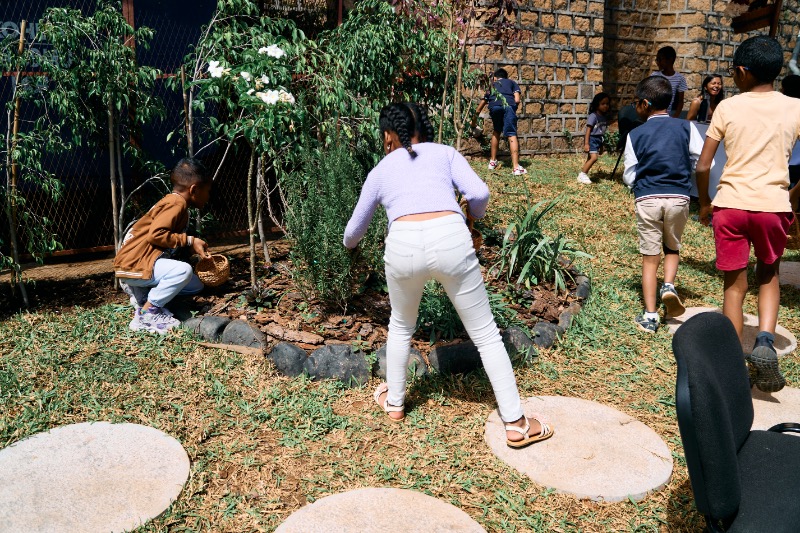 des enfants chassent les oeufs de pâques