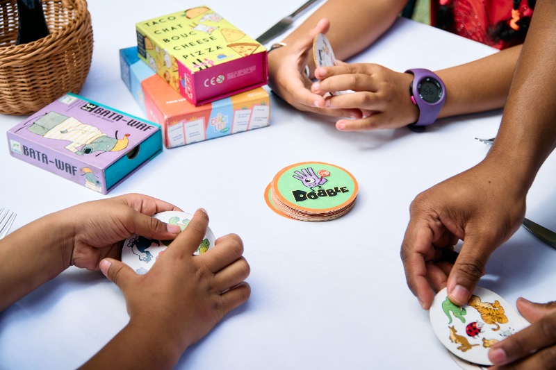 des enfants jouent à un jeu ludique