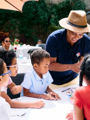 Un animateur avec des enfants lors de la Chasse aux oeufs de Paques 2026